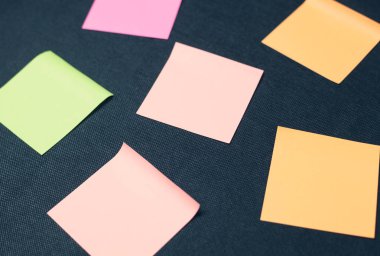 boş yapışkan notlar