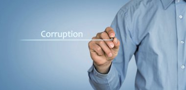 Adamın bozulması metin ekranda parmağı.