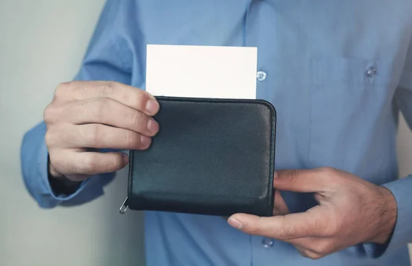 Empresário segurando carteira com cartão de visita . — Fotografia de Stock