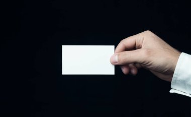 iş kartı gösteren el.