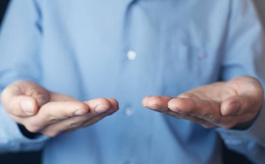 adam gösteren boş eller.