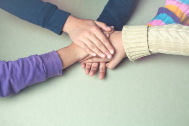 Çocuklar ellerini masaya birlikte katılmak.