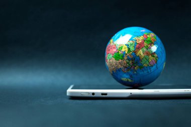 Dijital tablet ve küre. Küresel ağ kavramı