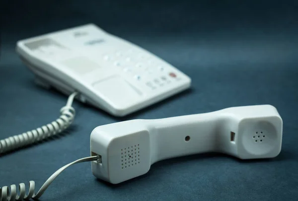 Büro-Telefon auf blauem Hintergrund. — Stockfoto