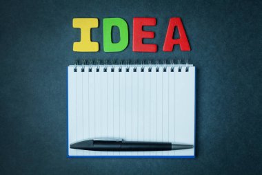 Not defteri ve kalem ile renkli kelime fikir.