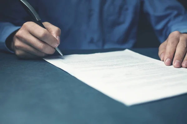 Mann unterschreibt Vertrag. Geschäftskonzept — Stockfoto