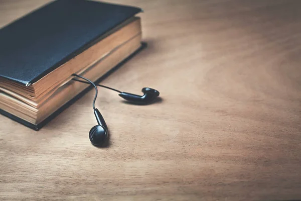 Ahşap arka plan üzerinde Ses İncil.