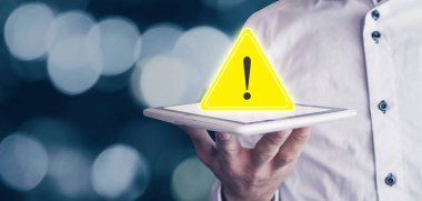 Uyarı işareti tutan adam.