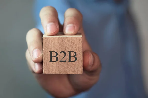 Man showing wooden cube with a written B2B word. — Stock Photo, Image