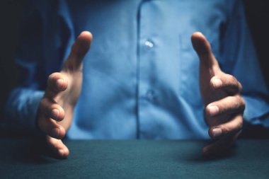 Adam gösteren koruma hareketi.