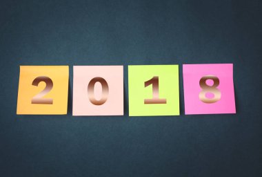 Metin 2018 mavi arka plan üzerinde renkli notlar.