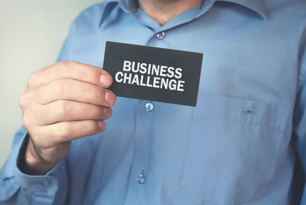 Hombre mostrando tarjeta de visita negro con una palabra de desafío de negocios . —  Fotos de Stock