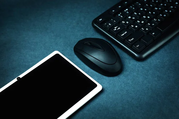 Klavye, fare ve tablet üzerinde mavi bir arka plan ile. — Stok fotoğraf
