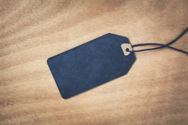 Ahşap arka plan etiketinde boş Satılık.