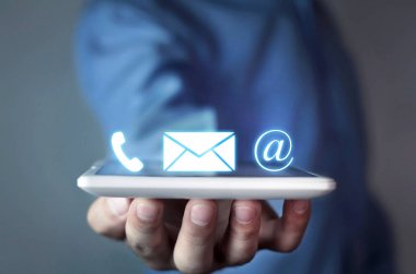 İletişim simgeler tutan adam.