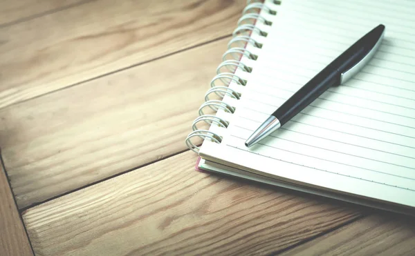 Σημειωματάριο και στυλό πάνω σε ένα ξύλινο πλαίσιο. — Φωτογραφία Αρχείου