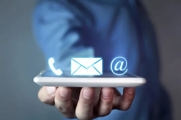 İletişim simgeler tutan adam.
