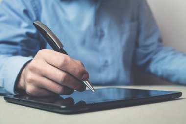 Elektronik bir tablet dokunmadan adam.