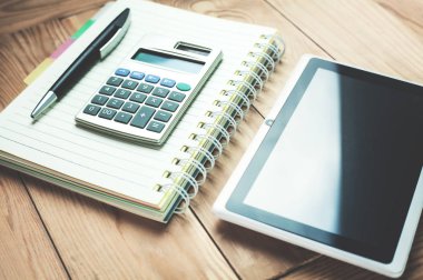 Tablet ve hesap makinesi ile not etmek. İş kavramı.