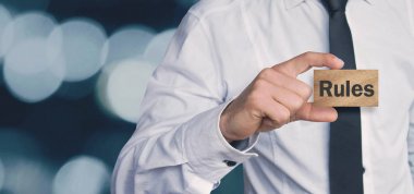 Ahşap bir küp üzerinde kurallar metin.