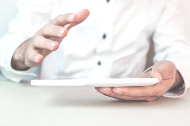 Dijital tablet tutan adam.