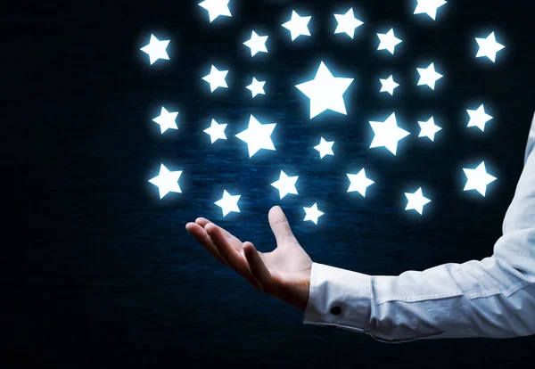 Empresário segurando estrelas . — Fotografia de Stock