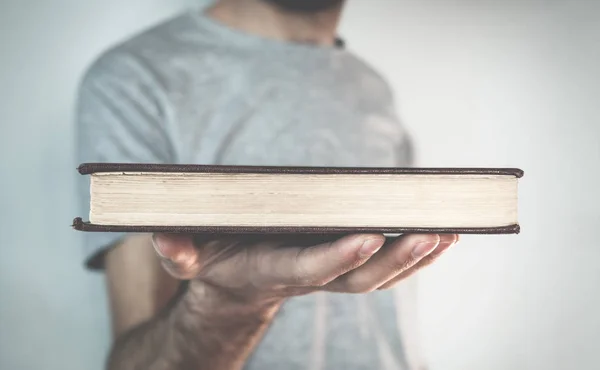 Mann zeigt Buch in der Hand. — Stockfoto