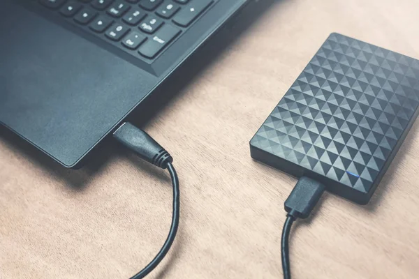 Harici sabit disk bağlantı üstünde a laptop.