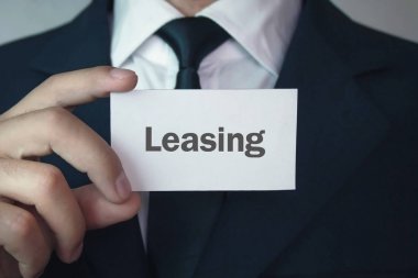 Word iş kartında leasing gösterilen adam.