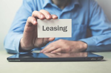 Word iş kartında leasing gösterilen adam.