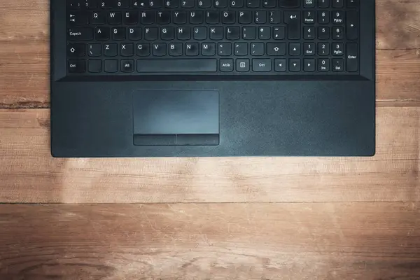 Teclado de caderno na mesa . — Fotografia de Stock