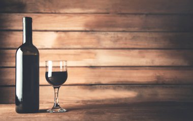 Şarap şişesi masanın üstünde..