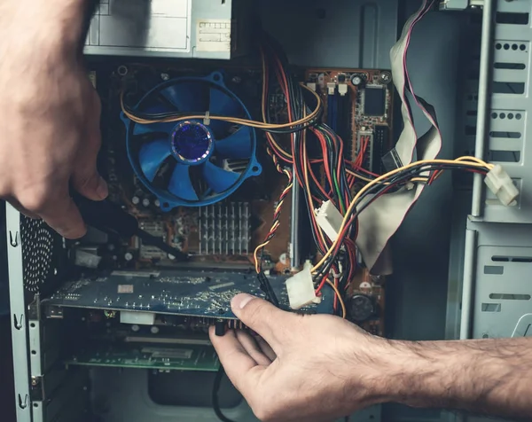 Μηχανικός για τον καθορισμό ενός υπολογιστή. — Φωτογραφία Αρχείου