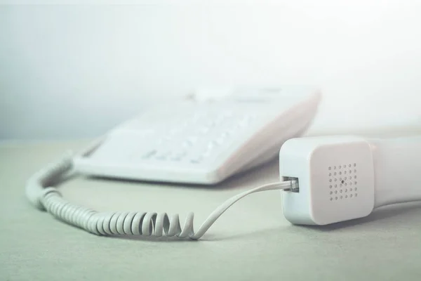 Bürotelefon auf dem Schreibtisch. — Stockfoto