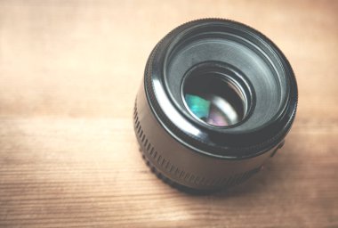 Masanın üzerinde kamera objektifi.