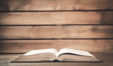 İncil'in tahta bir arka plan üzerine.