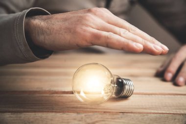Ampul eliyle. Yeni fikir kavramı.
