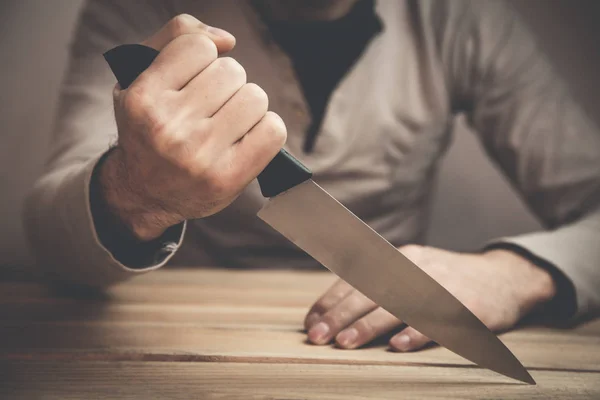 Caucásico criminal mostrando cuchillo . —  Fotos de Stock