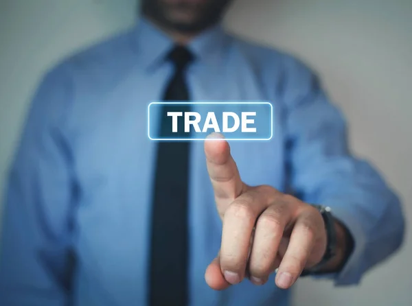 Hombre mano haciendo clic en el botón Comercio en la pantalla . — Foto de Stock