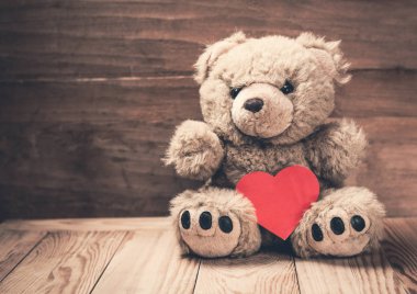 Kırmızı kalp ile yumuşak oyuncak.