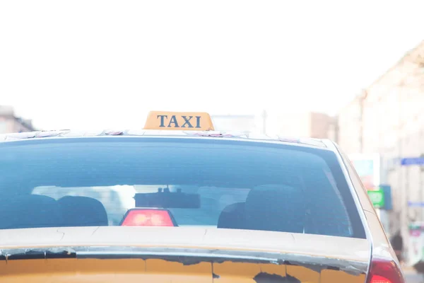 Старое такси по городу . — стоковое фото