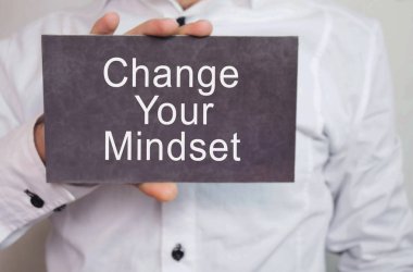 Metin değiştirme Your Mindset bir karton üzerinde gösterilen işadamı.