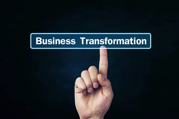 Mano del hombre presionando el texto de transformación de negocios en pantalla . —  Fotos de Stock