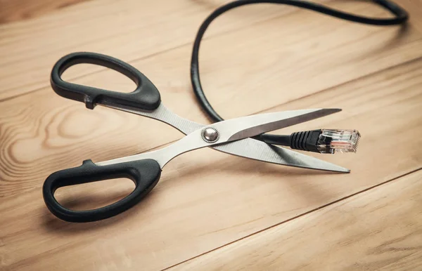 Ножницы режут интернет-кабель . — стоковое фото