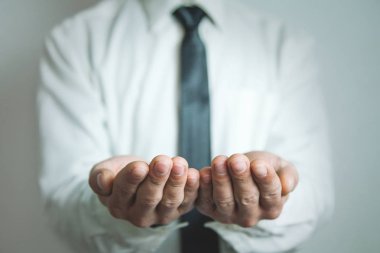 işadamı gösteren boş eller.