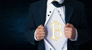 Gömleğini yırtılma ve bitcoin para birimi gösteren işadamı.