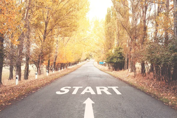 Comece a palavra na estrada de asfalto . — Fotografia de Stock