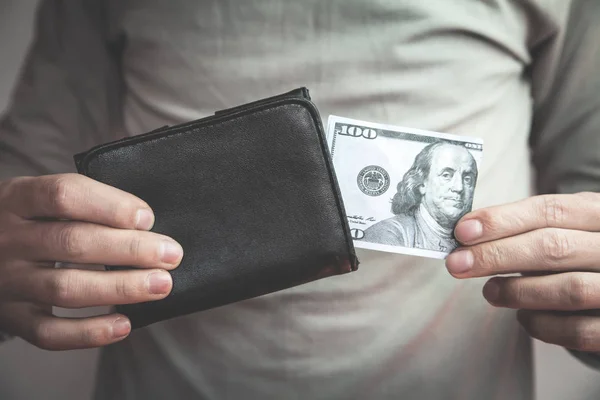 Homem colocando dinheiro na carteira . — Fotografia de Stock