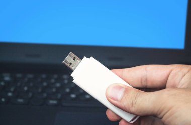 USB birden parlamak götürmek laptop arka planda tutan el.