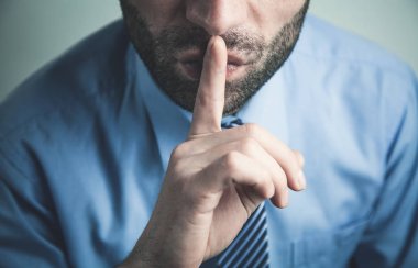 Beyaz adam yapma sessizlik jest.